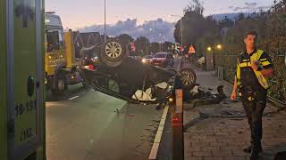 Auto over de kopLangeweg in Zwijndrecht