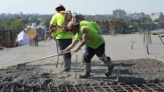 Coulage du béton pour Ādisōke (septembre 2023)