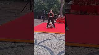 SINGING BOLLYWOOD SONG - DISCO DANCER WITH ACROBAT MONIKA BEREŚ. WROCŁAW 14.07.2024 #shorts