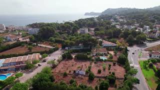 Land with rustic house and large plot near the beach in Cala Blanca, Jávea.