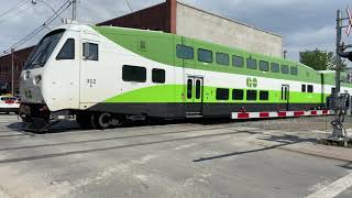 Go Train at the Wallace street crossing