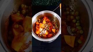 आलू मटर सब्ज़ी | Easy & quick aloo matar l Aloo Matar Recipe | Potato Peas Curry #food #ytshorts