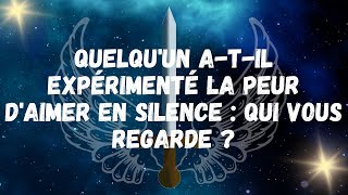 QUELQU'UN A T IL EXPÉRIMENTÉ LA PEUR D'AIMER EN SILENCE  Qui vous regarde