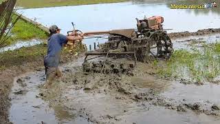 joki senior da joki muda silih bergantian mengoprasikan traktor sawah quick dan pindah garapan