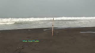 Air Laut Pasang // Ombak setinggi 3-4 meter // Pantai TPI Kertojayan