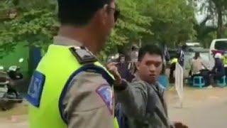 Takut di tilang Lihat ap yang di Lakukan pengendara ini..