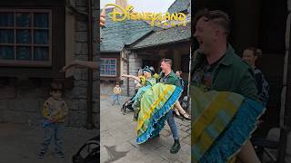 Une #mechante #soeur de #cendrillon #danse avec un #guest à #disneylandparis ! #humour #humor #dwts