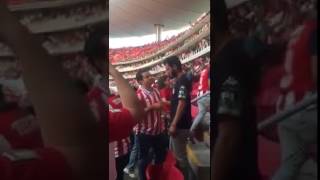 Aficionado de Chivas Abraza A Aficionado De Atlas Tras Su Derrota #Respet