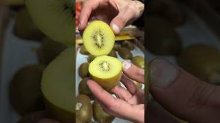 Fresh #kiwi 😋 Cutting open #verysatisfying