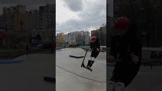 научился два новых трюка: бар на вип, бар на опа бар. #самокат #skate