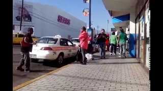 choferes de taxis en ensenada, peleando por un pasajero