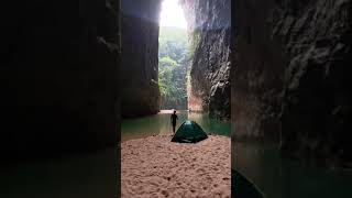 😌 Hidden deep in the Chiapas rainforest of Mexico, the Arco Del Tiempo features