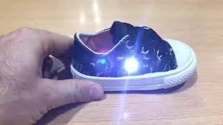 Zapatilla Bebe con LUZ DE LED. Estampado Bombas.  AMERICA BEBES