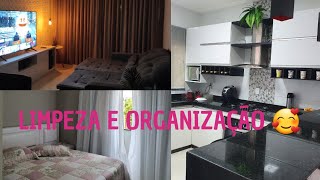 Limpando a casa e organizando