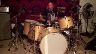 Kris Kaczor drums - how to change lost stick "on the run"?