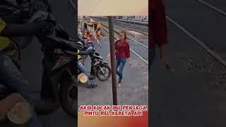 Aksi Kocak Ibu Penjaga Pintu Rel Kerata Api