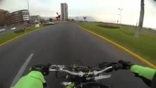 Motociclista escapa de motorista de Carabineros! (2013)