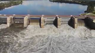 Barrage de Vallabrègues pendant la crue du Rhône