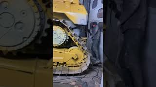 CATERPILLAR D6N LGP пескоструй и полная покраска. Этап покраски.