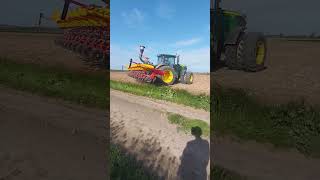 semis de tournesol avec un magnifique jonh deere 8 roues et un semoir väderstad 10 rang 🌻🟡🟢