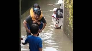 Video lucu viral bocah masuk solokan saat banjir