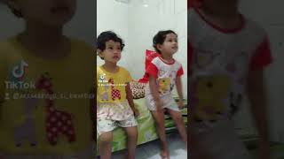 salim, sayang, peluk 👧👧 #fyp #tiktokvideo #viral #foryoupage #twins #anakkembar #kembarlucu