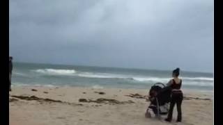 HURRICANE Matthew , beach LIVE MIAMI -Woman with child watches from the beach ???