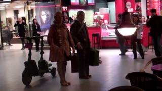 Strange Weird Robotic couple at Schiphol Airport Vreemd Weird Robotic paar op Schiphol