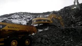 Cat 330C loading Volvo A35