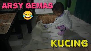 LUCU TINGKAH LAKU ARSY GEMAS SAMA KUCING