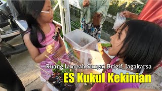 Nikmat Es Kukul Kekinian di Ruang Limpah Sungai Brigif, Jagakarsa, JakSel