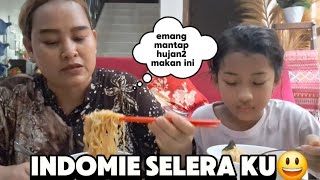 MEMANG PALING ENAK KALAU HUJAN2 MAKAN INDOMIE🤤 #kontenkeluarga #fyp #viralvideos #indomie