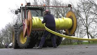 John Deere 7230R en een nieuwe 300 meter sleepslang oprollen op een haspel.