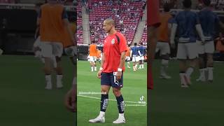 #chicharito así calentó antes del partido ante #Pumas en donde #Chivas ganó 3-1#chiva #chivahermanos