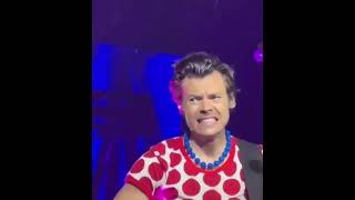 Harry, Louis dialed 9?😅 #harrystyles #funny #cute #tiktok #music #shorts #onedirection