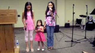 Marcella cantando com Aninha e Rebeca