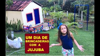 Brincadeiras na casinha da Jujuba, com animais, floresta e pula pula. Diversão para crianças.