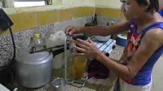 Colando café en Manatí (Cuba)