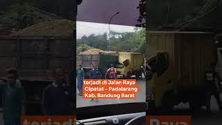 Tabrakan Truk Pasir dan Truk Box di Jalan Raya Cipatat - Padalarang, Bandung Barat