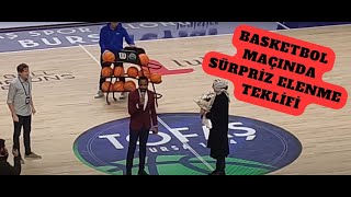 Basketbol maçında sürpriz evlenme teklifi ...