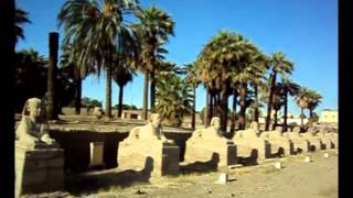 Храм  в городе Луксор в Египте. City and the Temple of Luxor in Egypt. 市とエジプトのルクソール神殿。 معبد الأقصر.