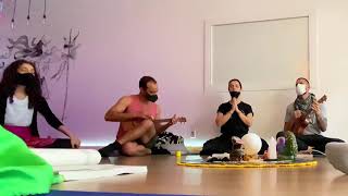 Sarasvati mantra com a turma do curso de formação Yogando Brasil