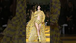 Bella Hadid Vs Yasmin Wijnaldum Walks