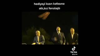 Erdoğan hediye dağıtırken yanlışlıkla kızın kafasına attı kız fenalaştı komik 😂😂