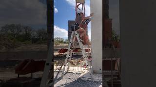 Fertigteilstütze easy ausrichten 🏗️#handwerk #baustelle #maurer #hack #skills #girl #tutorial