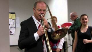 Cox leads courthouse carolers