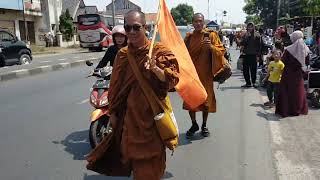 iring-iringan pejalan kaki biksu telah memasuki wilayah jalan raya Tegal gubug Arjawinangun Cirebon