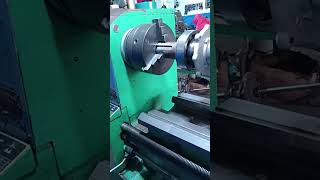 Rectificando punta de un rotor para motor eléctrico ,en el torno . Tailandia