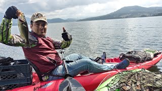 Pesca en el Lago de Zirahuén, Michoacán, México (enero 2020) Lobina