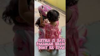 SI BAYI LUCU PAKAIKAN HELM RIVIA BIAR NGGAK JATUH! 😍🥰 #viralvideo #shorts